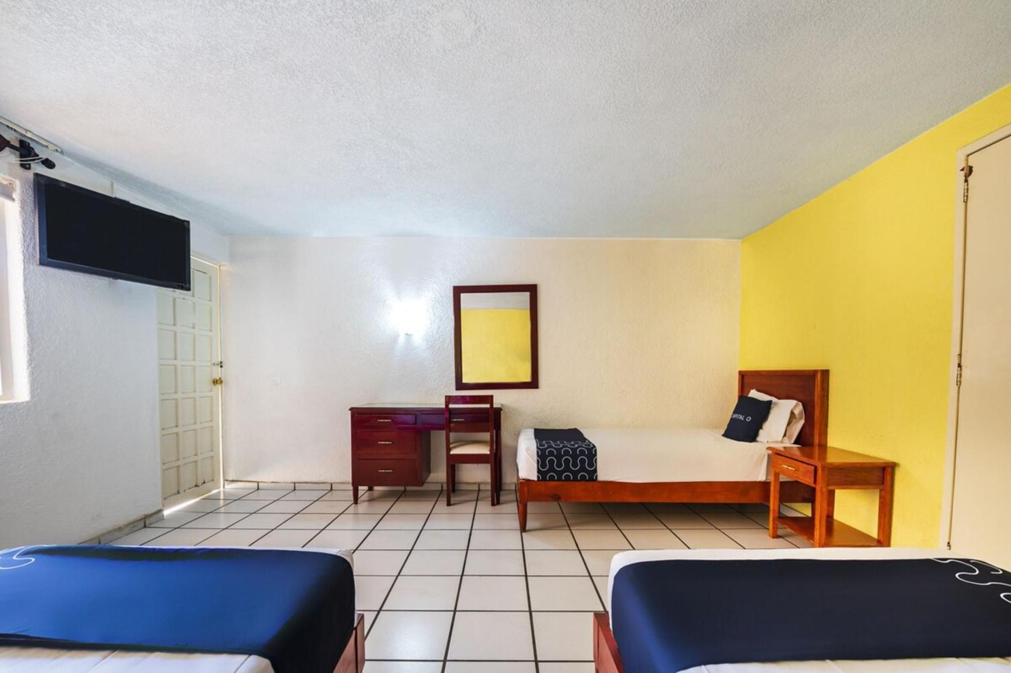 Capital O Colon, Ciudad Guzman Jalisco Hotel Екстериор снимка