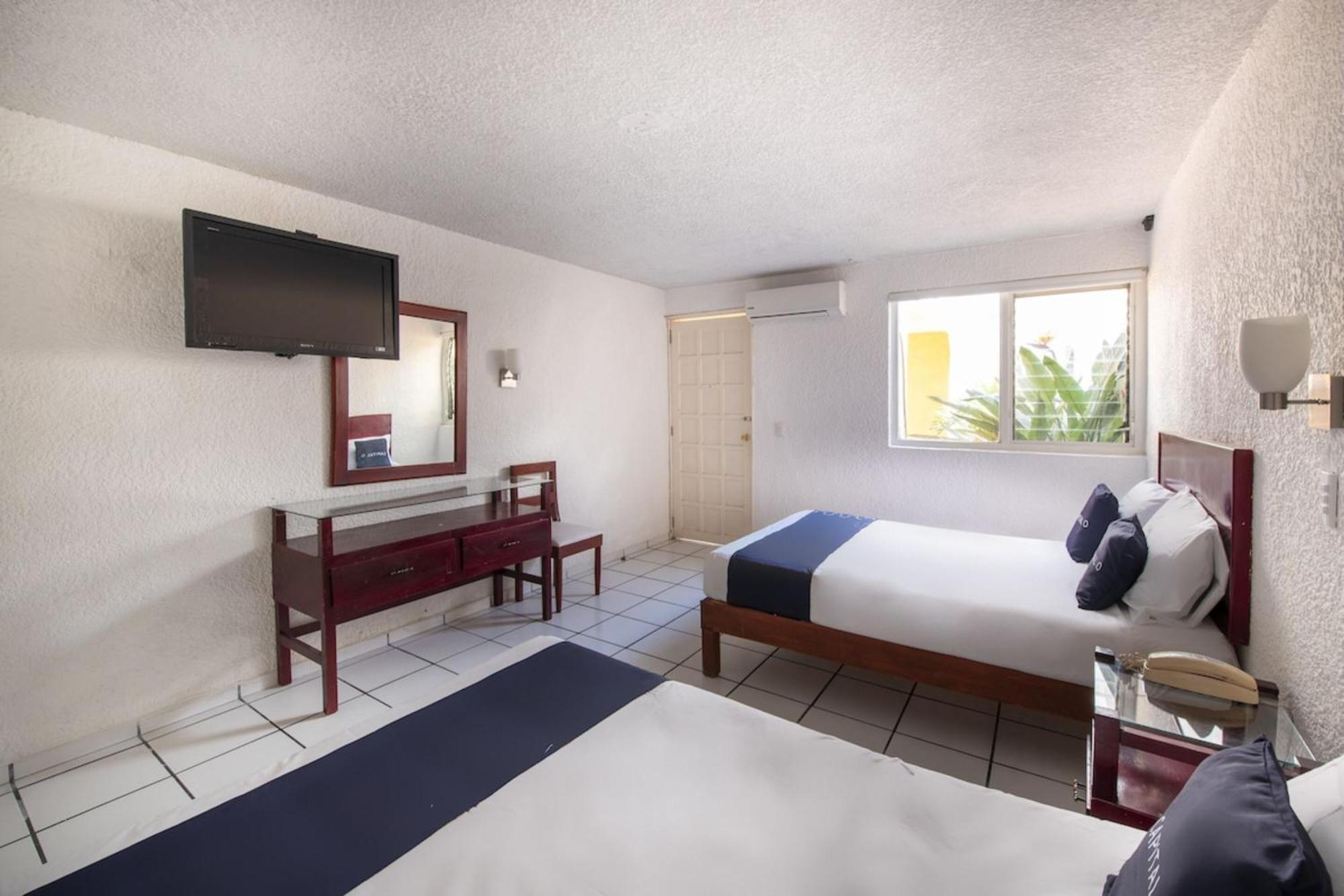 Capital O Colon, Ciudad Guzman Jalisco Hotel Екстериор снимка