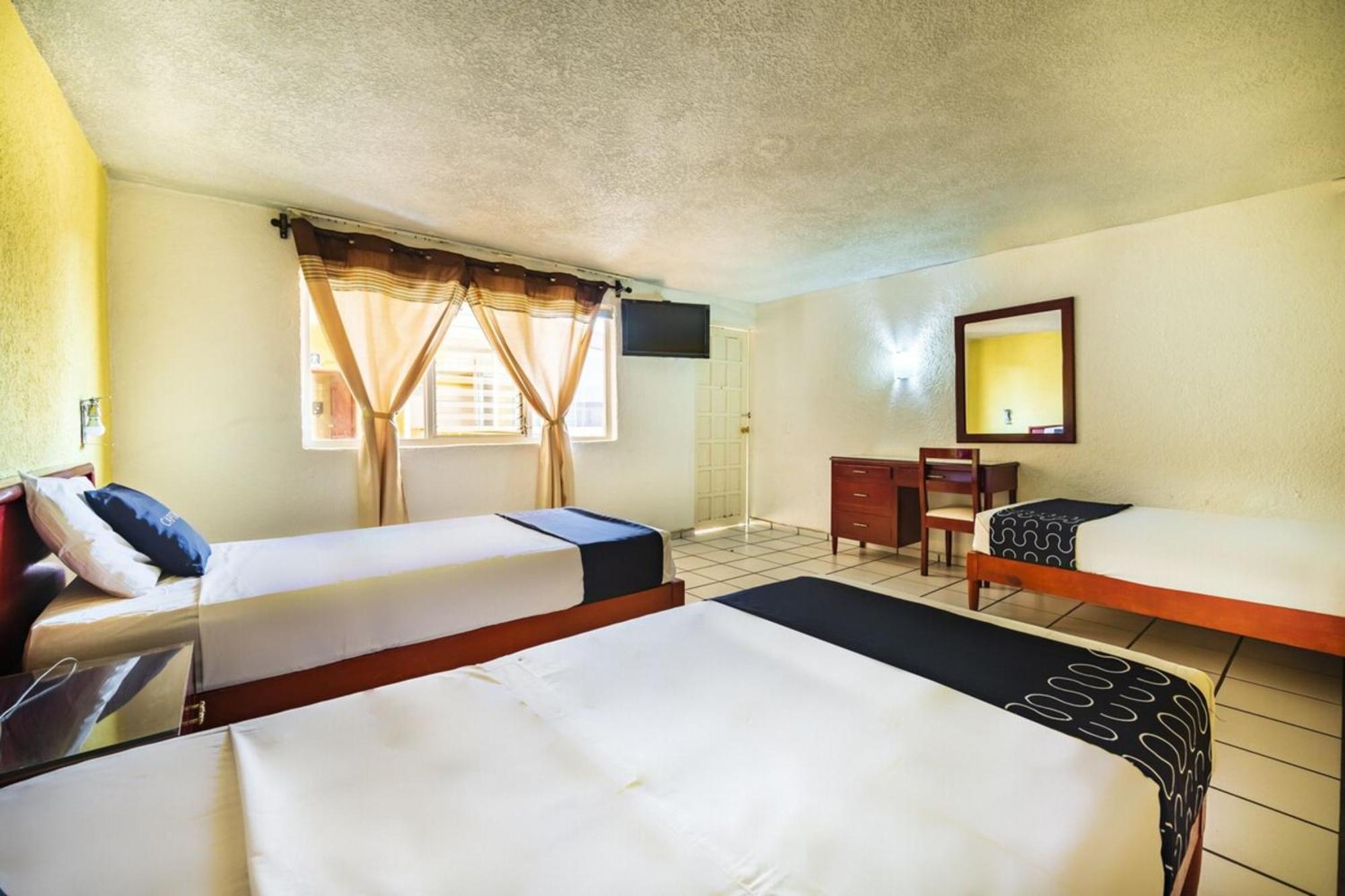 Capital O Colon, Ciudad Guzman Jalisco Hotel Екстериор снимка