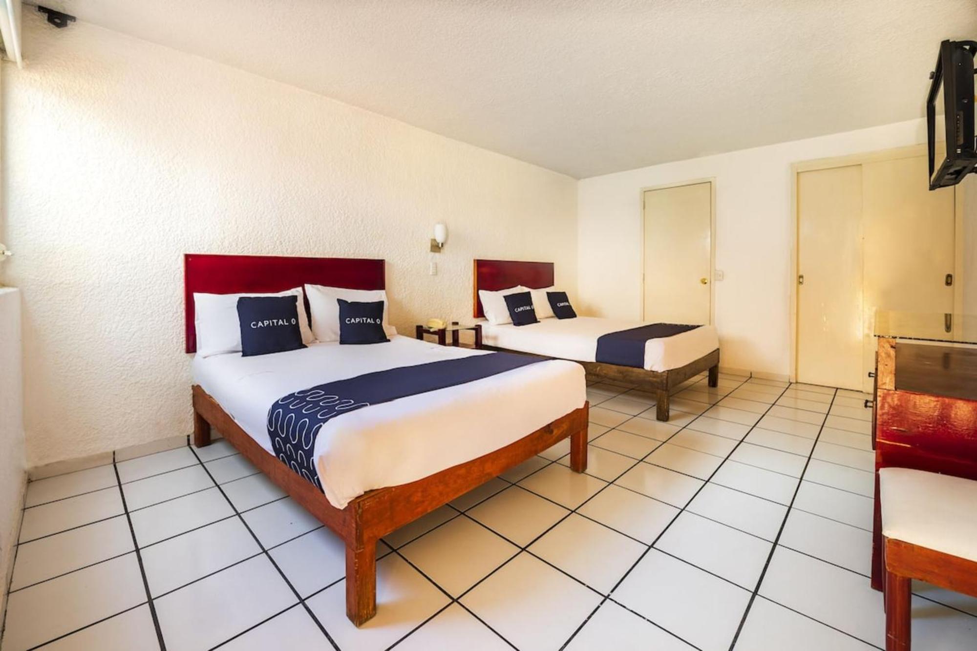 Capital O Colon, Ciudad Guzman Jalisco Hotel Екстериор снимка