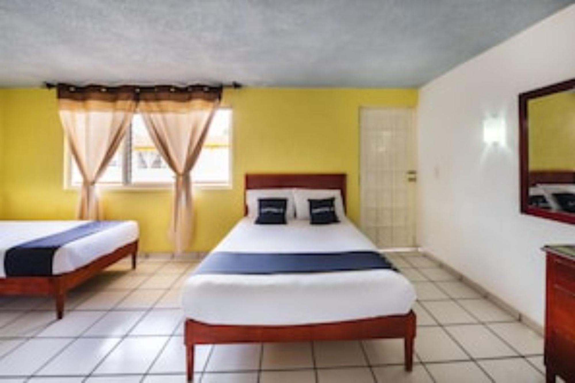 Capital O Colon, Ciudad Guzman Jalisco Hotel Екстериор снимка
